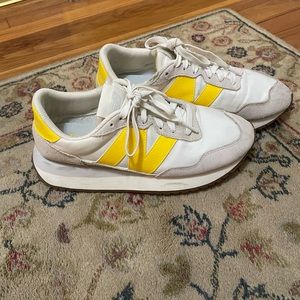 New Balance 327 sneakers size 8